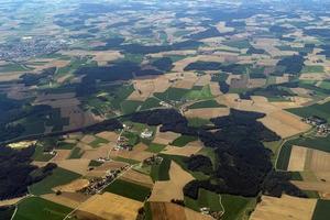bayern deutschland bewirtschaftete felder luftaufnahme landschaft foto