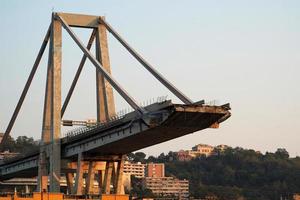 Morandi stürzte Brücke in Genua ein foto