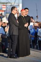 genua, italien - 26. mai 2017 - kardinal angelo bagnasco, der an der vorbereitung für die messe von papst franziskus in kennedy place teilnimmt foto