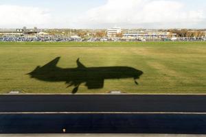 Flugzeugsilhouette bei der Landung foto