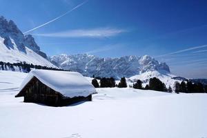 Holzhütte im Winterschneehintergrund foto