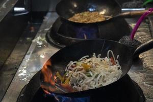 Wok-Reis-Spaghetti kochen foto