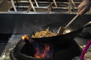 Wok-Reis-Spaghetti kochen foto