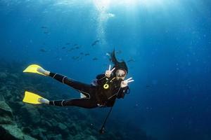 schönes latina mexikanisches mädchen, das in cortez meer taucht foto