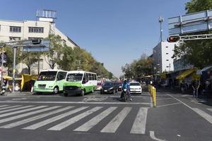 Mexiko-Stadt, Mexiko - 5. November 2017 - Menschen auf dem Straßenmarkt der Stadt foto