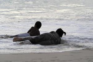 mahe, seychellen - 13. august 2019 - junge kreolische menschen haben spaß am strand foto