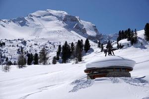 dolomiten schneepanorama große landschaft hütte mit schnee bedeckt foto