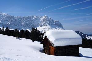 dolomiten schneepanorama große landschaft hütte mit schnee bedeckt foto