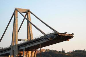 Morandi stürzte Brücke in Genua ein foto