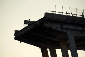 Morandi stürzte Brücke in Genua ein foto