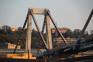 Morandi stürzte Brücke in Genua ein foto