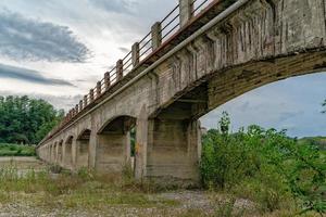 Italienische Brücke in der Nähe von Genua ohne Wartung foto