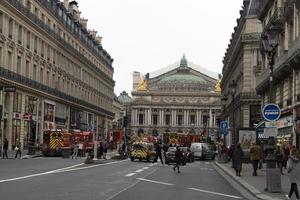 paris, frankreich - 20. november 2021 - großes feuer in der nähe der oper garnier foto