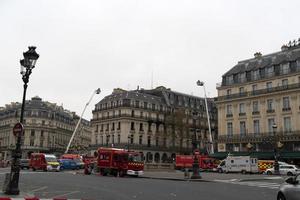 paris, frankreich - 20. november 2021 - großes feuer in der nähe der oper garnier foto