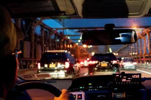 taxiverkehr new york city manhattan bridge bei nacht foto