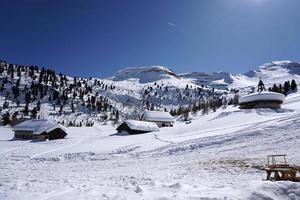 dolomiten schneepanorama große landschaft hütte mit schnee bedeckt foto