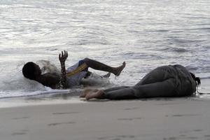 mahe, seychellen - 13. august 2019 - junge kreolische menschen haben spaß am strand foto