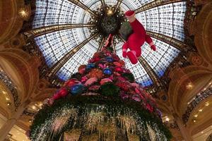 paris, frankreich - 20. november 2021 - weihnachtsbaum in den galeries la fayette foto