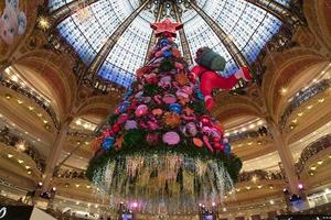 paris, frankreich - 20. november 2021 - weihnachtsbaum in den galeries la fayette foto