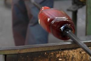 Glasmeister während der Arbeit in der Murano-Ofen-Glasfabrik Venedig Italien foto