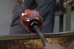 Glasmeister während der Arbeit in der Murano-Ofen-Glasfabrik Venedig Italien foto