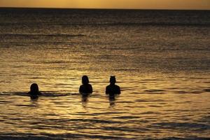 mahe, seychellen - 13. august 2019 - junge kreolische menschen haben spaß am strand foto