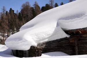 Holzhütte im Winterschneehintergrund foto