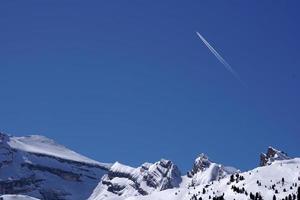 Flugzeugspuren verfolgen Chemtrails im tiefblauen Himmel foto