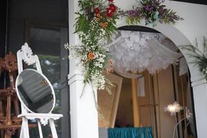 Hochzeitsdekoration mit abgerundetem Spiegel und Bogentür foto