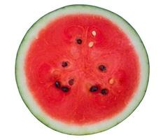 Ansicht von oben und Nahaufnahme von frischen reifen roten Wassermelonen halb isoliert auf weißem Hintergrund mit Beschneidungspfad, Konzept des gesunden Verzehrs von Bio-Obst foto