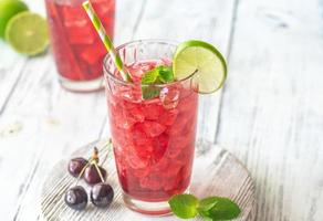 zwei Gläser Cherry Mojito foto