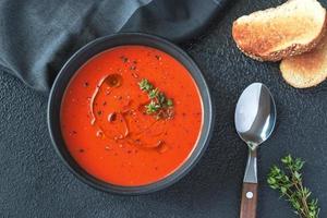 Schüssel würzige Tomatensuppe foto