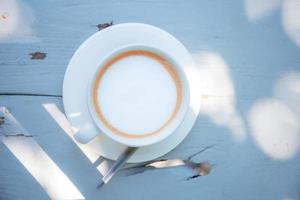 Kaffeetasse mit Sonnenlicht. foto