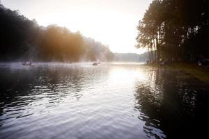 Pang-Oung-Reservoir mit Sonnenaufgang. foto