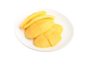 Reife Mangos in einem Teller auf weißem Hintergrund foto