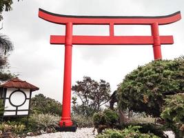 das rote Torii-Tor in Indonesien foto