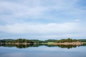 schöne Meereslandschaft. ruhiges meer, felsige küste und himmel. foto