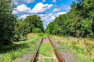 Fotografie zum Thema Eisenbahnstrecke nach dem Passieren des Zuges auf der Eisenbahn foto