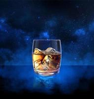 glas whisky eingebettet auf sternenhintergrund mit rauch. 3D-Rendering foto