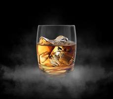 Glas Whiskey eingebettet auf dunklem Hintergrund mit kaltem Dampf ein dunkler Studiohintergrund. 3D-Rendering