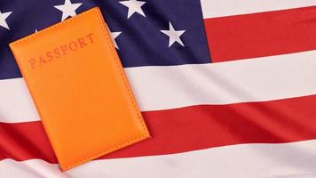 Reisepass auf der Flagge der Vereinigten Staaten von Amerika foto
