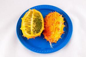 isolierte Kiwano-Frucht foto
