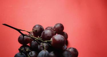 Nahaufnahme von Vitis Vinifera-Früchten, negativer Raum. foto