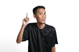 asiatischer mann, der schwarzes trainingst-shirt trägt, gesten denkt oder idee bekommt. durch weißen Hintergrund isoliert foto