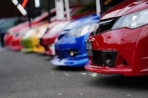 Seitenansicht eines japanischen Sportwagens, der die Stoßstange des Autos zeigt. foto