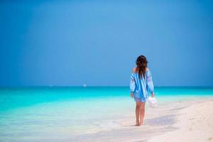 junge schöne Frau im Strandurlaub foto