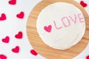 Bento-Kuchen mit der Aufschrift Liebe und Herzen. ein kleiner koreanischer Kuchen für eine Person. ein süßes Dessertgeschenk für einen geliebten Menschen für jeden Urlaub. Valentinstag. foto