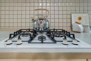 Wasserkocher auf Gasherd in moderner Küche foto