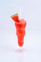 Getränke des Sommers. Wassermelonen-Smoothie auf dem weißen Hintergrund. foto