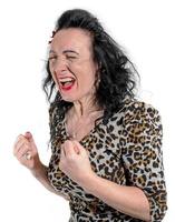 Wütende Frau im Leopardenkleid, die vor weitem Hintergrund schreit foto